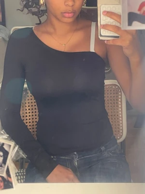 Svart oneshoulder topp från Weekday - Säljer en svart topp från Weekday i storlek xs/s, modell Bella One Shoulder Top. Materialet är mjukt och stretchigt, och jag tycker de. Sitter perfekt. Säljer då den inte kommer till användning 