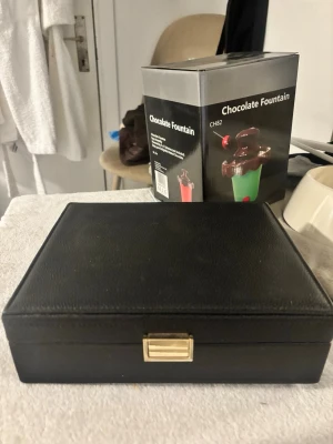 Smyckesskrin - Smyckesskrin med olika fack och organisationshjälpmedel. 