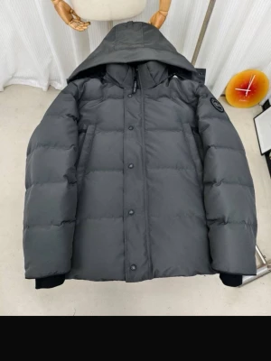 Grå dunjacka från Canada Goose - Säljer en grå wyndham black label. Jag har knappt använt jackan då jag fick den i födelsedagspresent och vill nu sälja den. Skicket är nytt, har endast testat den.