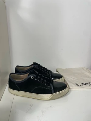 Mörkgrå Lanvin cap toe  - Säljer nu dessa Mörkgrå Lanvin cap toe i uk 6 som motsvarar 40 men passar 41, skriv för fler bilder/frågor🙌🏼