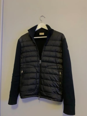 Moncler cardigan - Säljer en sjukt eftertraktad Moncler cardigan i fint sick, ny pris 10000kr och säljer för endast 4499 men pris kan självklart diskuteras och är öppen för byten samt självklart autentiskt, cardiganen är i storlek S
