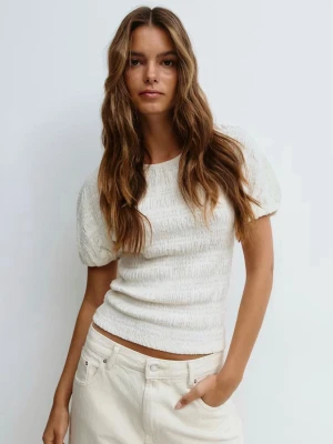 Vit ribbad topp från Gina Tricot - Säljer en vit ribbad topp från Gina Tricot i storlek M. Toppen har puffiga korta ärmar och är croppad med en stretchig, smockad struktur. 