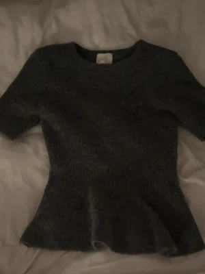 grå stickad volang topp HM - slutsåld mörkgrå stickad topp i storlek XS från HM. Använd 1 gång inga tecken på skada. säljer då ja inte tycker jag passar i tröjan, den är jätteskön och sticks inte.
