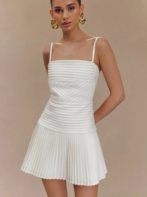 Vit plisserad kortklänning - Supersnygg vit kortklänning med tunna axelband och plisserad kjol. Passar perfekt till studenten och sommaren. Endast använd vid ett tillfälle, så den är som ny. Den säljs inte på hemsidan längre. Orginalpris: 1400kr.