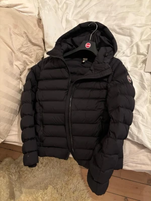 Svart colmar jacka stl S - Knappt använd svart colmar jacka i perfekt skick förutom en liten liten slitning på högerarmen som man kan se på en av bilderna stl S självklart äkta skriv vid funderingar