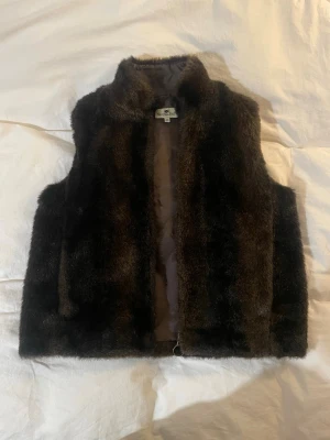 Pälsväst  - Mörkbrun faux fur päls väst zip up. Går att stänga 💋