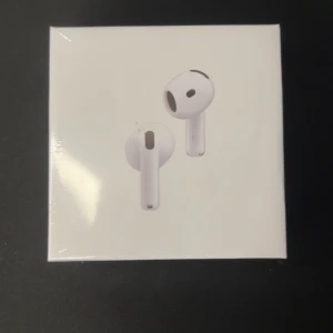 Apple AirPods 4 (ANC) - Helt nya Apple AirPods 4 med aktiv brusreducering (ANC). Levereras i obruten originalförpackning. Kompatibla med USB-C, Apple Watch och Qi-laddare. Perfekt för trådlös musik och samtal med hög ljudkvalitet. Ingen synlig skada eller slitage.