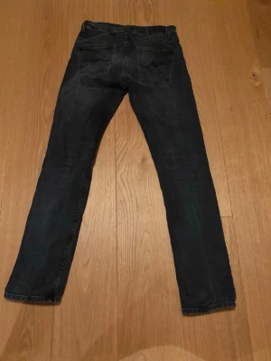 Svarta nudie jeans  - Storlek 29/32 Riktig snygga nudie jeans passar perfekt till dig som gillar en avslappnad look och grisch-archive 