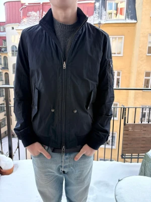 Jacka Woolrich - Säljer en svart jacka från Woolrich Perfekt till kommande vår/höst. Sjukt exklusiv och stilren. Grym passform!                                         ⭐️Modellen är 187⭐️