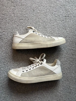 Vita sneakers från Colmar - Stilrena vita/beiga sneakers från Colmar. Perfekta till våren och sommaren! Pris kan diskuteras vid snabb affär