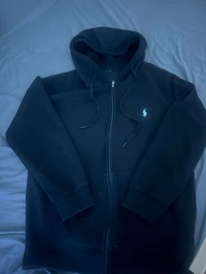 Ralph Lauren hoodie - Ralph Lauren hoodie, råkade ta bort tagen inne i tröjan, storlek M