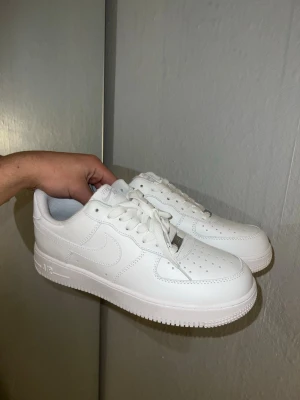 Nike Airforces 1 - Säljer ett par Nike Air Force 1 Low – helvita i Nytt skick. Klassisk och tidlös modell som passar till allt. Skorna är sparsamt använda och väl omhändertagna, utan slitage. Perfekta för både vardag och fest.  ✔️ Original ✔️ Bekväma och stilrena ✔️ Snabb affär prioriteras  Skicka gärna meddelande vid frågor eller fler bilder!