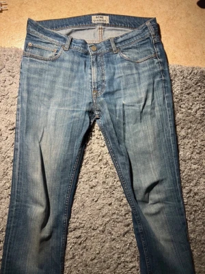 Acne Studios jeans - Säljer ett par ljusblå jeans från Acne Studios i storlek 33/34. Bra skick förutom lite defekter som kan fixat. Säljs för dem ej används längre. Säljs för 149kr pga defekterna. Kontakta mig om du har några frågor.