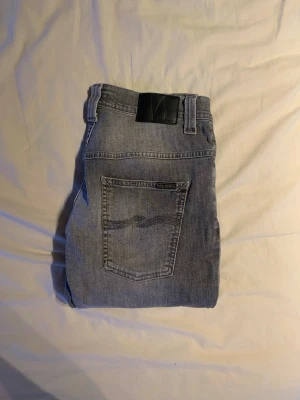 Nudie jeans  - Hej säljer dessa snygga Nudie jeans.   Skick-8/10  Modell-Thinn Finn              Storlek-W33 L32  Passform-Slim     Bara att höra av dig vid frågor och funderingar 