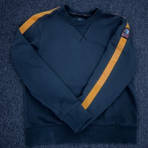 Parajumpers Sweatshirt Svart/Gul - Plagg:Parajumpers Sweatshirt Storlek:M Nypris:1999 Mitt pris:699 Skick:9/10 Märke/Brand:Parajumpers Färg:Svart/Gul Passform:M Passar S Användning: Sparsamt använd Övrigt: Finns en lite fläck skriv för fler bilder på den  Fraktar Inom 24 h📦 Skriv Vid Minsta Lilla Intresse😃 
