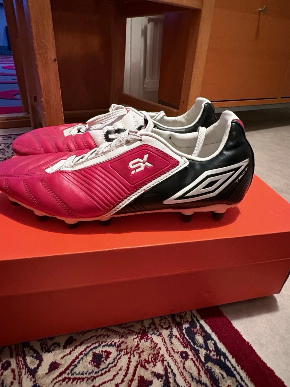Umbro SX Valor II fotbollsskor röd/vit
