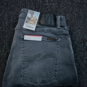 Svarta Nudie Jeans 32-30 - Plagg:Svarta Nudie Jeans Helt Nya Storlek:32/30 Nypris:1399 Mitt pris:345 Skick:10/10 Helt Nya Med Lapp Märke/Brand:Nudie Färg:Svart Passform:XS-S Användning:Aldrig Använda  Fraktar Inom 24 h📦 Skriv Vid Minsta Lilla Intresse😃