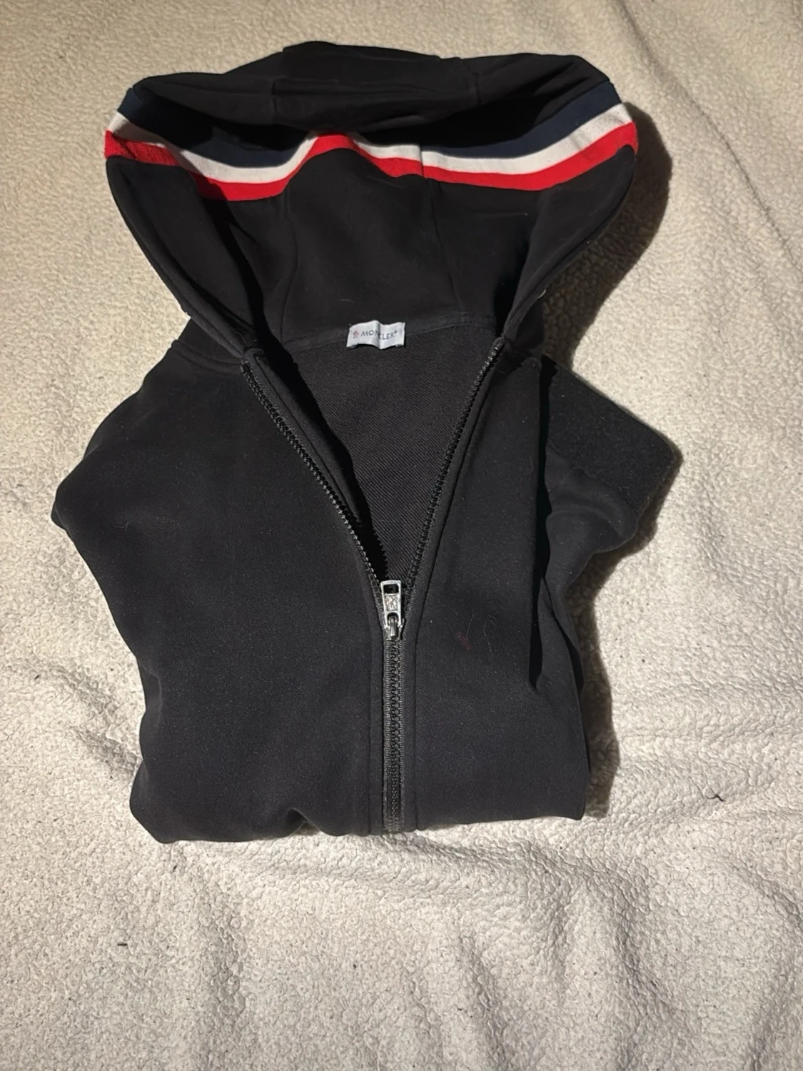 Svart zip-hoodie Moncler röd/vit detalj – XL❤️🖤