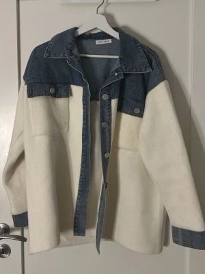 Jeansjacka med snyggt fleecedetalj - .Säljer ni min helt nya jeansjacka men hälften fleecematerial. Köpte den i höstas i Spanien, men har inte använt den så mycket. Nypris 499. Kan sälja för 249🤗inga defekter alls. Storlek no size men sitter ganska Oversized i modellen, sitter snyggt på mig som bär s/m i kläder.