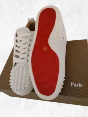 Vita Christian Louboutin Skor - Säljer dessa feta vita Christian Louboutin skorna med spikar!💫 Aldrig använda, sulan glänser som solen!✅ Kommer med box, kvitto, i princip allt som finns med på bilderna💫 Storlek 39, passar storlek 40✅ Äkthetsbevis finns på bilderna, man ser kvitton och äkthetskortet från Louboutin💫 Djurfritt och rökfritt hem✅ Skickas inom 24 timmar, skriv på!💫✅