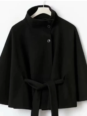 Svart kappa - Stilren svart kappa med hög krage, knappar framtill och ett matchande bälte i midjan. Jättefint skick och aldrig använd🥰