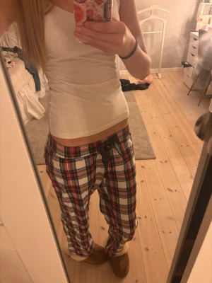 pyamas byxor  - jätte sköna pyamas byxor från gina young i strl 158/164. De används ett par gånger! säljer för att de är i fel strl. 