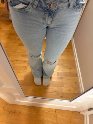 Populära Nelly jeans - Säljer dessa populära Nelly jeansen med rosa ficksömm. Då de inte faller mig i smaken längre. Knappt använda, kanske 3 gånger. De är uppsydda så de passar mig som är 162 cm