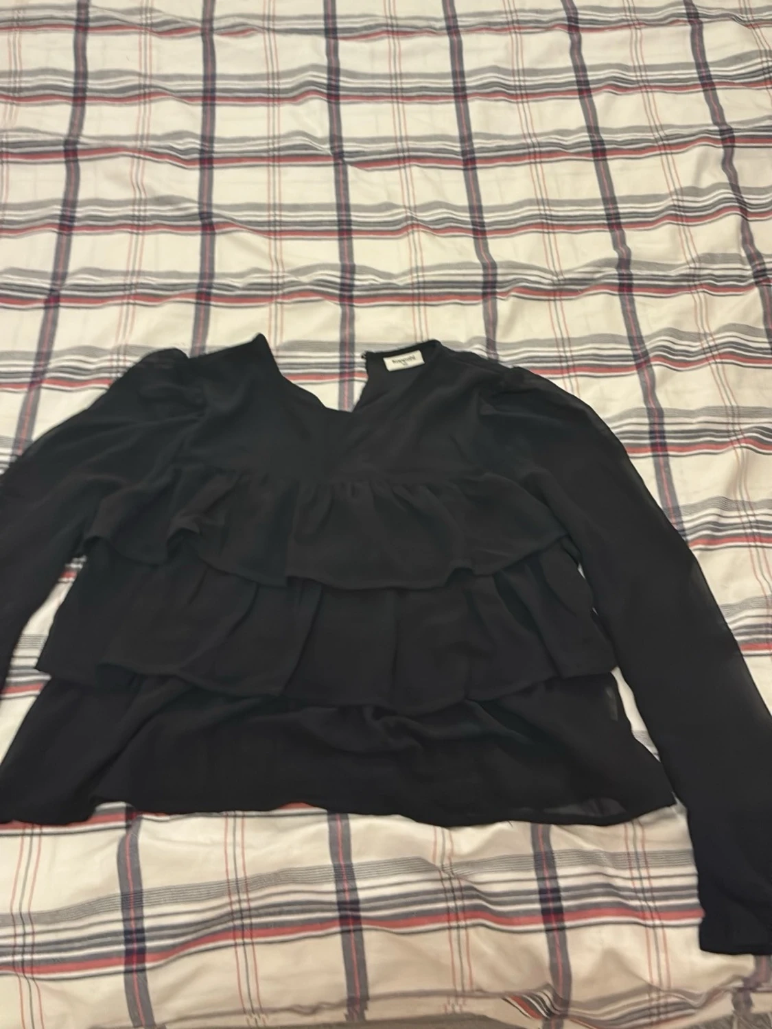 Svart blus med volager  - 2