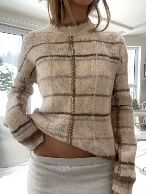 Stickad tröja med mild polokrage  - En stickad tröja från Mos Mosh i storlek S. Kan upplevas mindre i storlek, likt en XS. Material: 60% ull, 30% polyamid, 10% alpacka. Jag fraktar inom 24h, PostNord prioriteras. Se liknande plagg i min profil! 