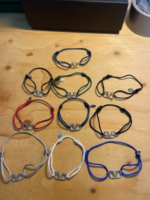 3 v armband  - Mörkblå svart och ljusgrå