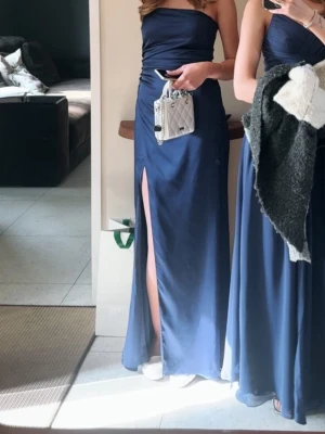 Marinblå långklänning med slits - Säljer min bal klänning ifrån Nelly som är bara en gång, sååå fin 💖💖