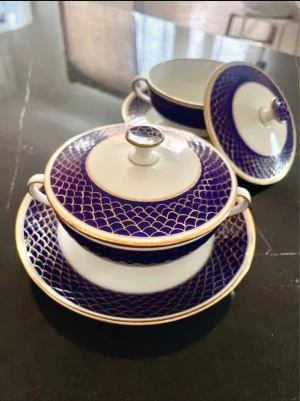 Ett par Bing & Grøndahl buljongkoppar - Bing & Grøndahl buljongkoppar två stycken med lock och fat, mönstrad med koboltblått och gulddekor, känd som "Blåt stel med gulddekoration Bouillonkop No 247".