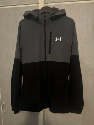 Svart och grå vindjacka Under Armour - Vindjacka från under armour strl M bytt dragkedja då original var dålig kvalite 