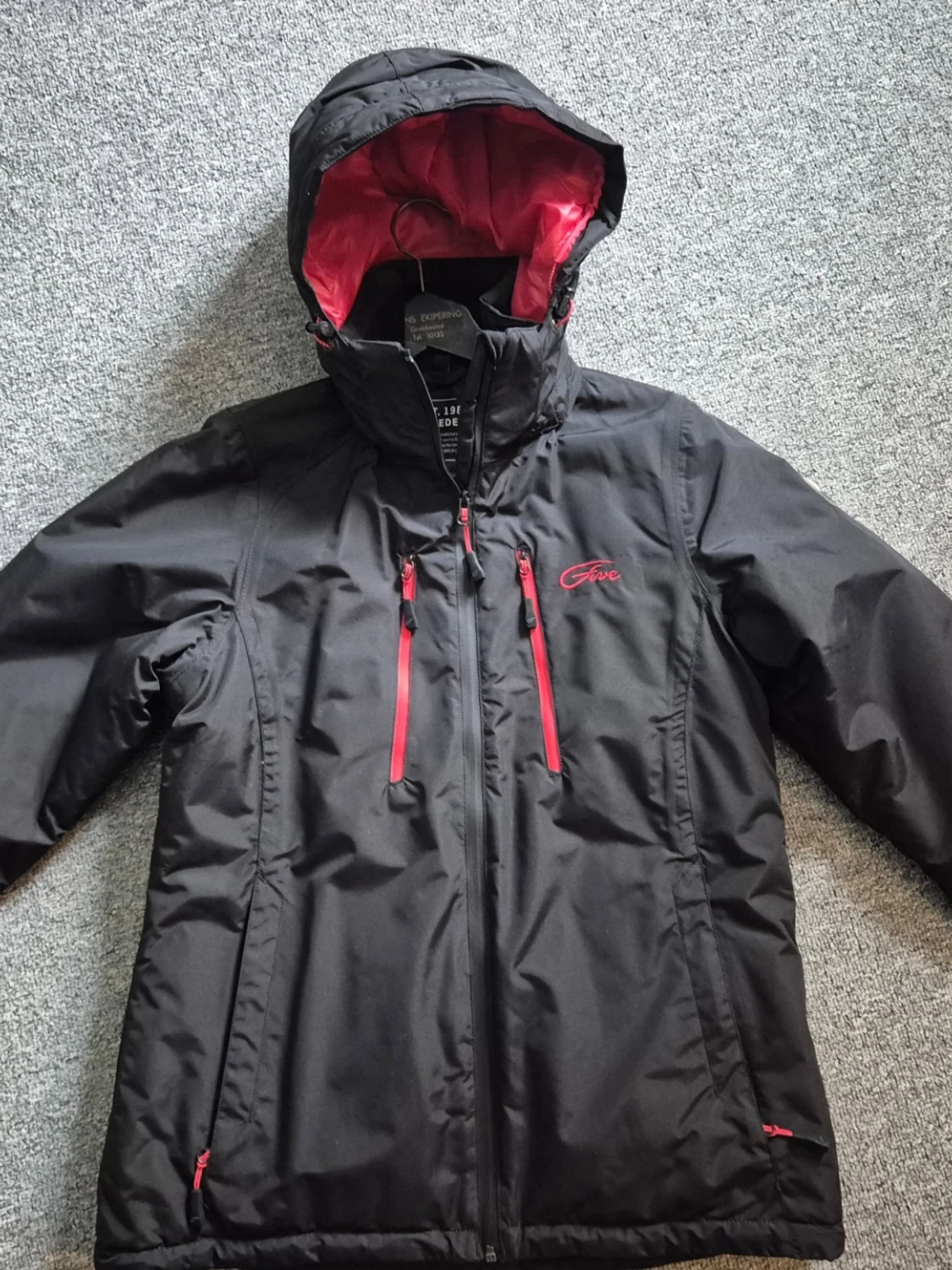 Svart skidjacka från Five season med huva