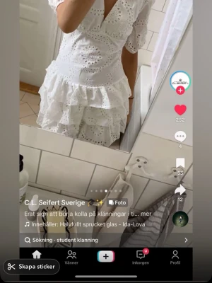 Studentklänning sökes  - Söker denna vita studentklänning skriv om ni har en 