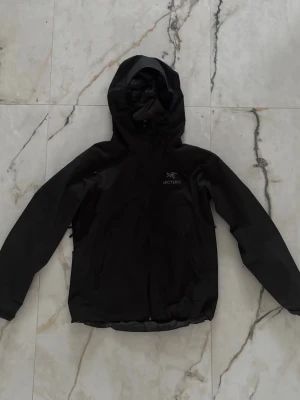 Arcteryx Beta lt jacka storlek M  - Säljer min svarta Arc’teryx Beta LT-jacka i storlek M. Jackan är knappt använd och i mycket gott skick, utan skador eller defekter. Den är helt vattentät vilket håller dig torr i alla väderförhållanden. Köpt helt ny på Vinted och kvitto finns 