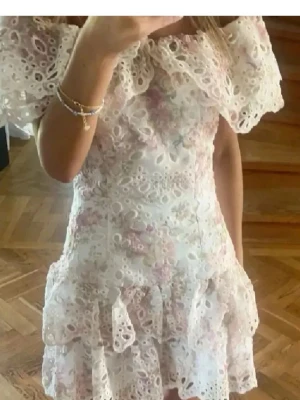 Blommig offshoulder spetsklänning - Superfin supertrendig spetskvaliteter från fetiche saunces. Absolut drömklänning men tyvärr förliten för mig nu🥲🥲 skriv till mig vid frågor. Priset är 4000kr men tar emot rimliga prisförslag🥰 