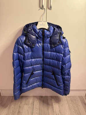 Moncler Bady  - Moncler bady, storlek 3/m, skick 9/10, carton har lostnat helt, mycket svår färg att få tag på, nypris 17600kr, vid funderingar hör av er.