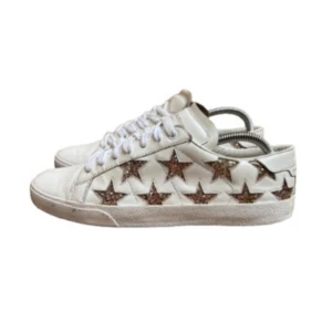 Saint Laurent sneakers dam  - Väldigt bra skick- 9/10 skulle jag säga. Endast skorna tillkommer. Storlek 39. Om ni har några frågor är det bara att skriva!