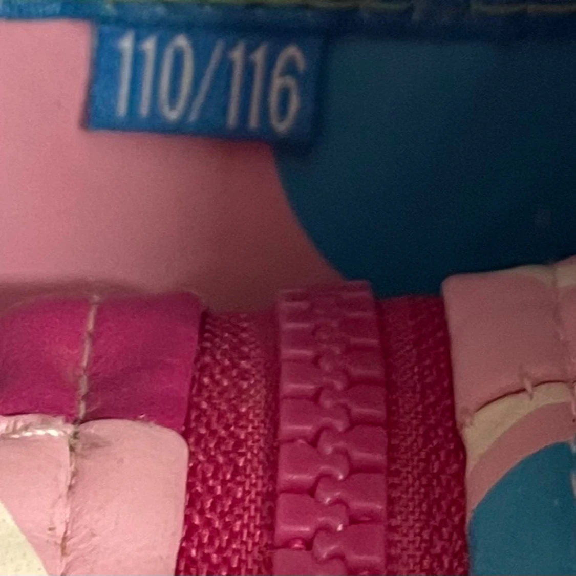 Rosa regnjacka med färgglada prickar - 2