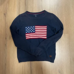 En snygg och bekväm Stickad tröja från GANT - ✨ Mörkblå stickad GANT-tröja – XS ✨  🧵 Kvalitet: Mycket bra, stickad i klassisk GANT-stil 📏 Mått: 	•	Längd: 56 cm 	•	Axel: 39 cm 	•	Bröst: 84 cm  • Midja: 84 cm  • Nederkant: 80 cm  • Armlängd: 60 cm  👕 Storlek: XS 🔹 Färg: Mörkblå och Röd – tidlös och elegant  Den perfekta tröjan för både vardag & festligare tillfällen. Stilren, bekväm och håller länge tack vare GANTs höga kvalitet.  💰 Pris: 299 kr 📦 Skickas inom 24H