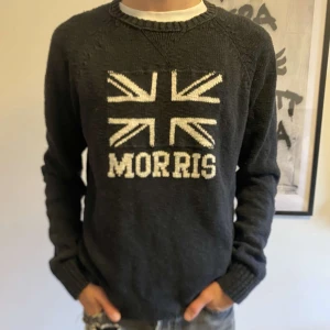 Mörkblå stickad tröja från Morris - Mörkblå stickad tröja från Morris|| Storlek M och modellen är 182cm och väger 70kg|| Mycket bra skick|| Hör av dig vid minsta fundering!!