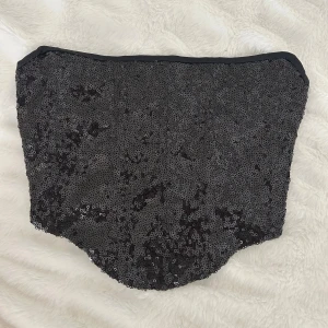 Topp - Jag säljer denna glittriga paljett topp från ginatricot i storlek XS🪩