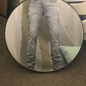 Ljusgrå slim jeans från Jack & Jones - Slim fit jeans från Jack & Jones i en snygg ljusgrå tvätt. Modellen heter Glenn och har klassisk femficksdesign, dragkedjegylf och smal passform hela vägen ner. Perfekta för dig som gillar en clean och modern look. Hör av dig vid frågor och funderingar😄🙌