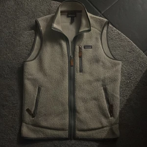 Beige fleeceväst från Patagonia - Säljer en beige fleeceväst från Patagonia i storlek M. Perfekt för lager-på-lager. SKICK. 9/10, extremt sparsamt använd. Perfekt nu till hösten.🍂🍁
