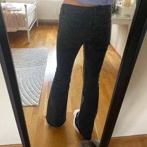 Svarta bootcutjeans  - Jättesnygga svarta bootcutjeans! Säljer på grund av att dem är lite för små, är 174 men skulle säga att de passar perfekt till någon som är 160-170🤎perfekta nu till hösten 🍂! Endast använd fåtal gånger.