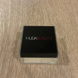 Huda Beauty Easy Bake Banana Bread  - Helt oöppnad💓 Loose baking & setting powder i nyansen Banana Bread från Huda Beauty. Stora förpackningen dvs 20 g