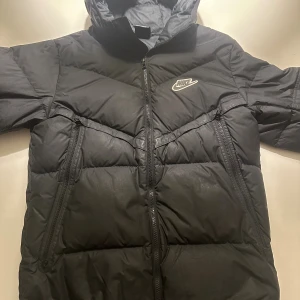 Nike jacka - Svart nike jacka i storlek S. Använd en vinter