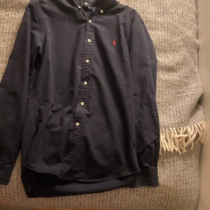 Mörkblå skjorta från Ralph Lauren - Mörkblå skjorta från Ralph Lauren storlek M slim fit.