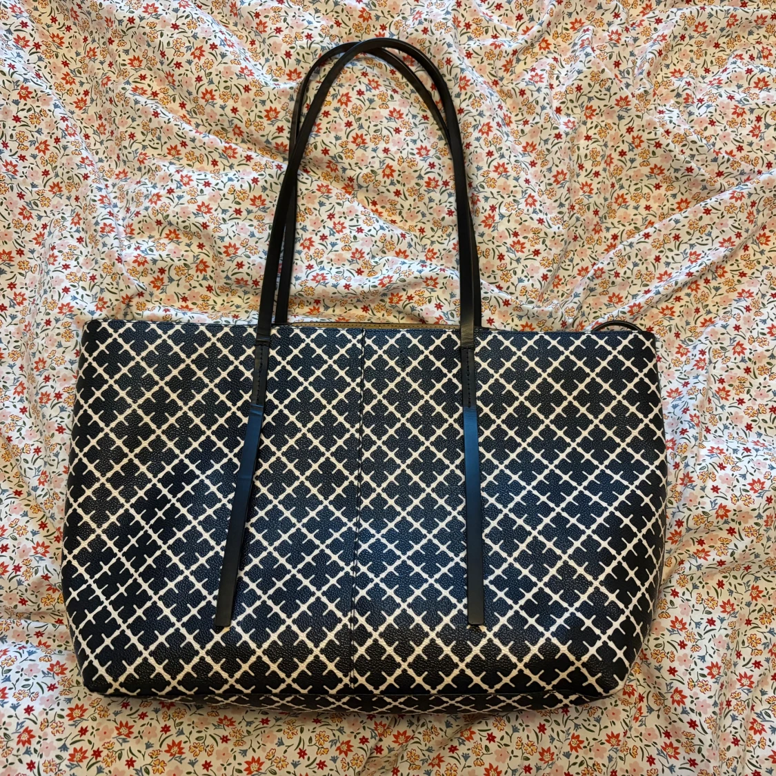 Svartvit axelväska från By Malene Birger